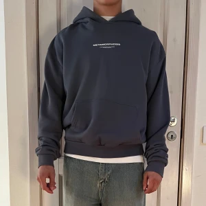 Mörkblå Hoodie - Skitsnygg hoodie med tryck på både fram och baksida. Knappt använd, bra skick! Det är storlek S men passar mig som vanligtvis har storlek M. Priset kan diskuteras!