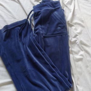 Juicy byxor  - Jag säljer mina juicy då dem är stora för mig.Snörerna har tyvärr gått bort men annars finns inga fläckar har haft på mig dem några gånger.pris kan diskuteras träffas gärna i Hbg Malmö (Skåne)