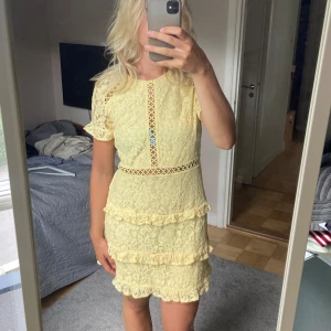 Klänning  - Så fin klänning från hm för flera år sedan.  Säljer då den är för stor för mig som normalt när S- se bild. Ja 