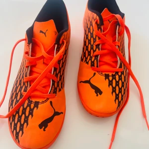 Fotbollsskor inomhus  - Bra skicka  I storlek 38