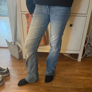 Lowwaist jeans - Säljer dessa då dom inte kommer till användning! Det är hål längst ner på jeansen❤️ 
