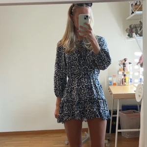 Zara klänning - Jättefin zaraklänning som jag verkligen älskar, mrn tyvärr är för liten. 