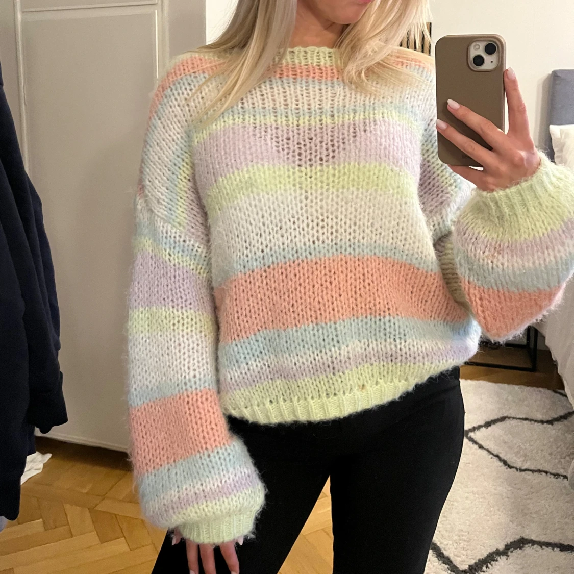 Färgglad stickad tröja