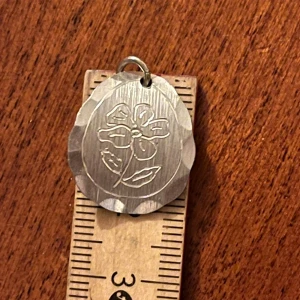 Retro vintage silvrigt hänge  - Vet inte material