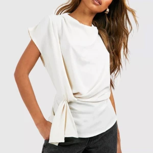 Vit blus - Vit blus från boohoo med lappen kvar därav aldrig använd  Storlek 36 