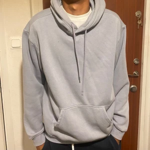 Hoodie - En skön hoodie storlek S som är perfekt för den kalla sommaren o hösten som kommer.