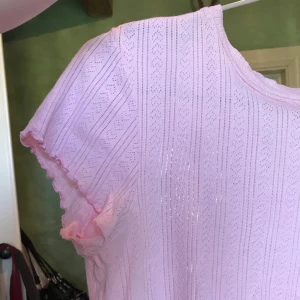 Rosa croptop - Rosa Topp från Urban Outfitters med lettuce hem och hjärtmönster. Såå söt☺️