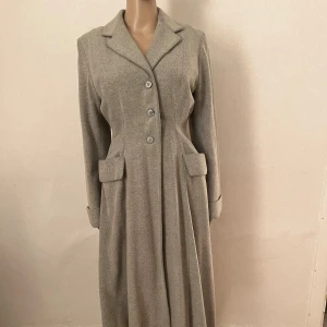 Princesscoat kappa jacka rock coat retro rockabilly vintage 30-tal 40-tal 50-tal 60-tal  pinup  - Underbar vintage kappa. Har släppt i sömnen på innerfodret mot ena ärmen. Fantastiskt skick, underbart fall, en unik kappa.