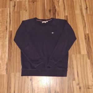 Gant Tröja - Säljer min Gant tröja i storleken XS efterson att den är för liten för mig. Den är i väldigt bra skick. Säljer för 200 kr men priset kan diskuteras 🤝
