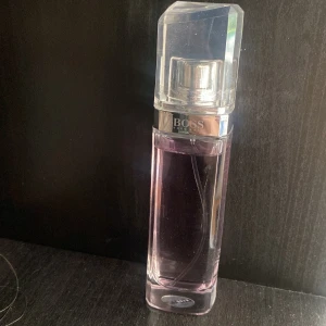 Hugo boss parfym - Väldigt oanvänd! Nypris 1095kr. Skriv privat för fler bilder/ frågor❤️