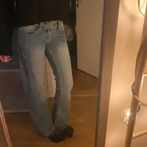 Ett par kylie jeans från Brandy Melville som aldrig använts då jag inte tycker att dom passar i låren🩷 pris kan diskuteras!!!