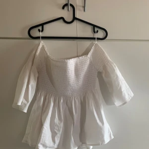 Off shoulder topp  - En vit off shoulder topp från hollister. Använd endast fåtal gånger 