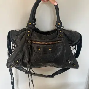 Intressekoll på min balenciaga city bag! Använt men fint skick! Köpt på vestaire för 8200kr. Ingen dustbag medföljer. Väskan har äkthetsbevisats av vestaire, se sista bilden❤️