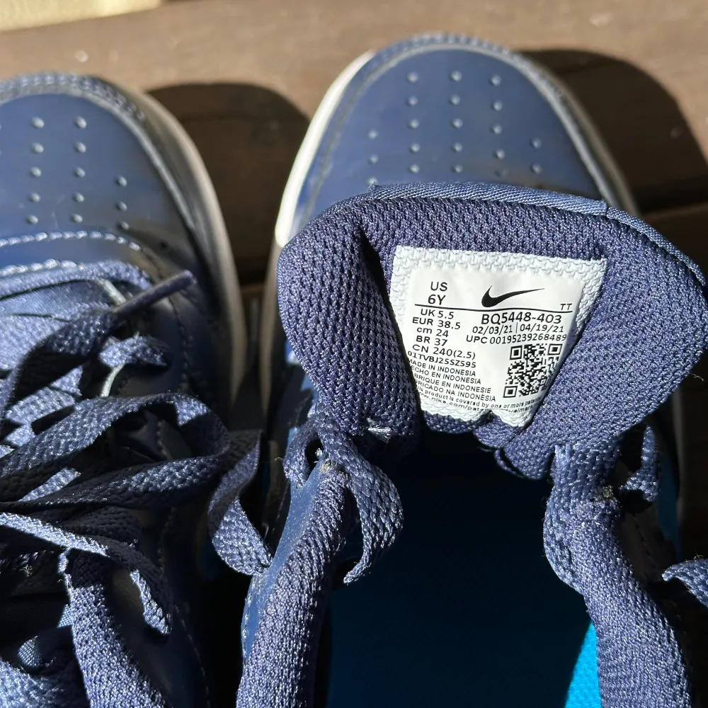 Blåa Nike Court Borough sneakers! I storlek 38,5 (24 cm i innermått)! Använda ett fåtal gånger, mycket bra skick! Säljer på grund av att dom inte kommer till användning!. Kengät.