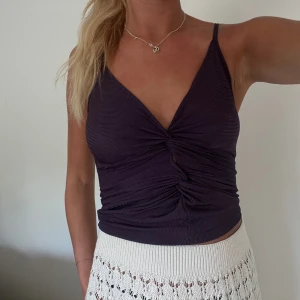 Snygg croppad topp - Topp från bikbok i storlek s