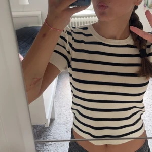 Randig tröja - En stickad randig tröja som är krämvit och svart, med lappen kvar och storlek 158/164! Kostade 169 kr ny och är från Gina tricot young (den är aldrig använd) 🩷