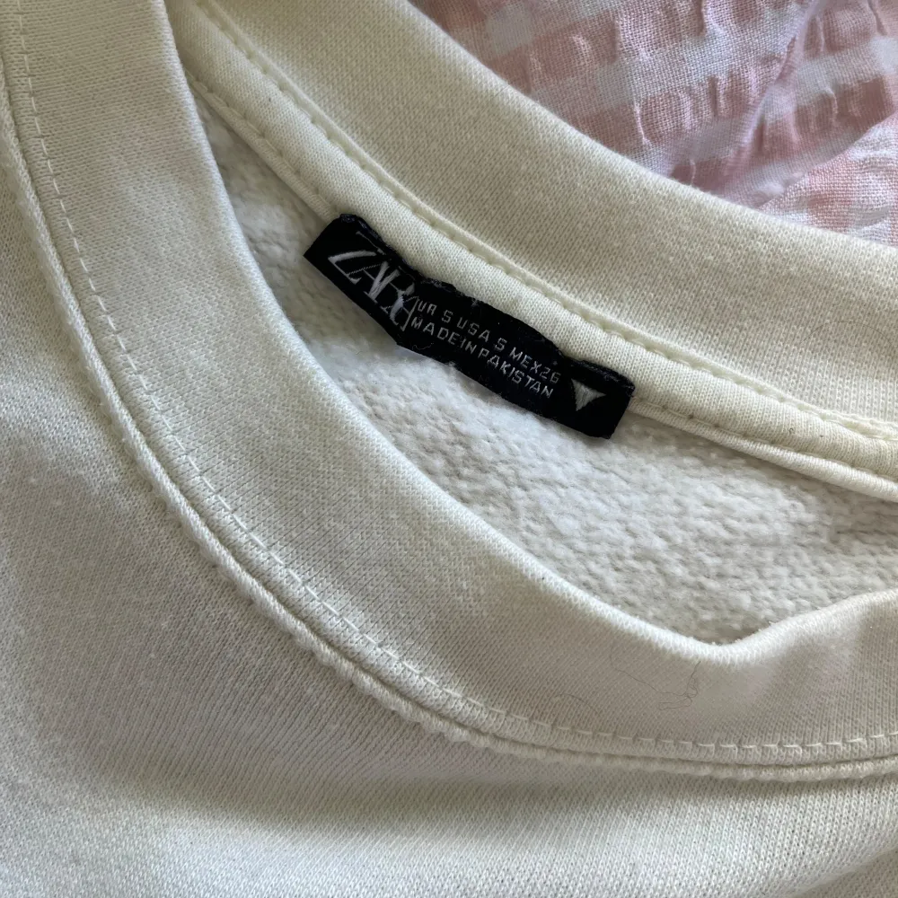 En sweartshirt från zara. Lite croppad. Har en liten fläck men tvättar innan post. . Neuletakit & Villapaidat.