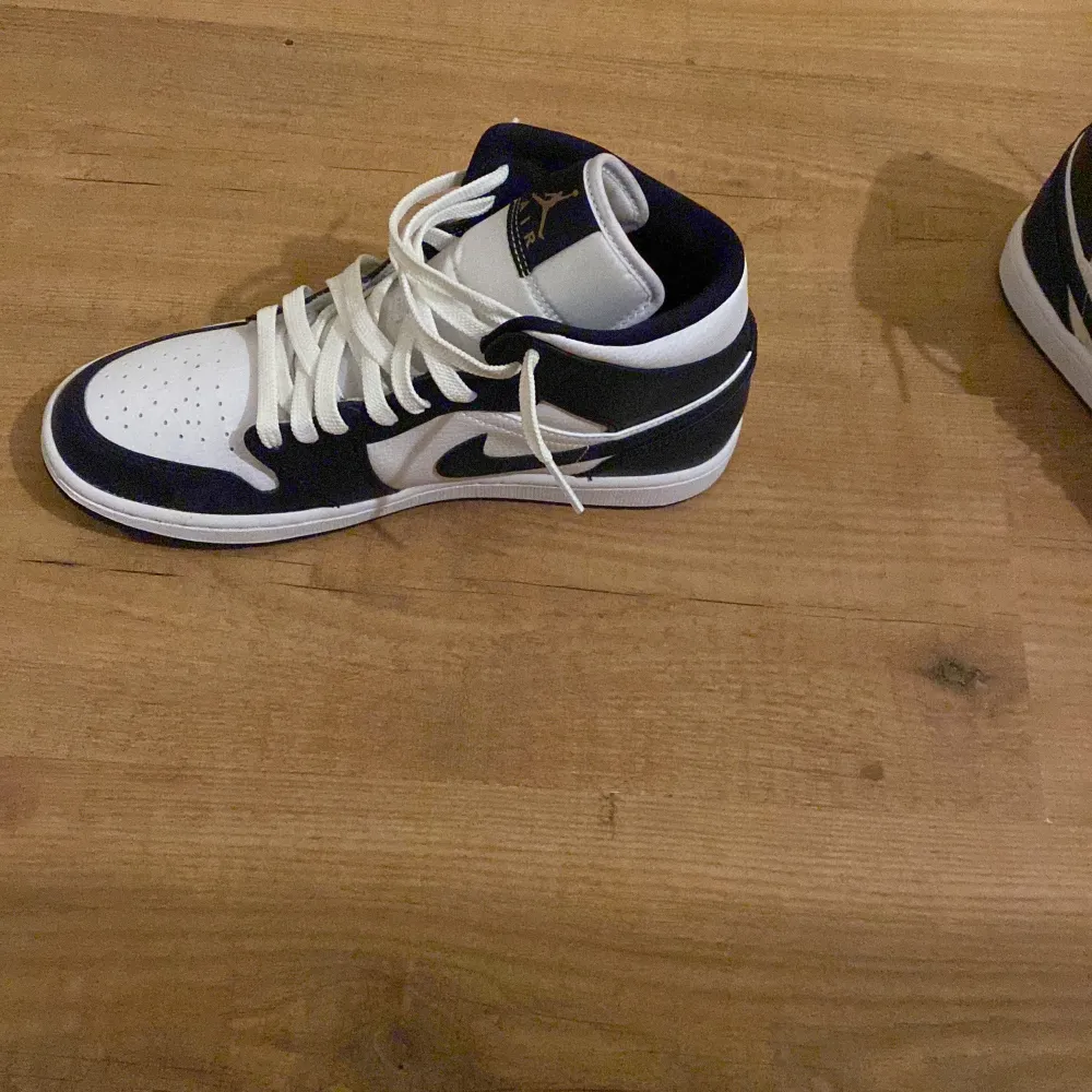 Jag säljer mina jordans mid. Dem är i helt nytt skick och 100% äkta med kvitto. Dem är i storlek 41/42 och har crease skydd i dem. Pris kan diskuteras. Kengät.