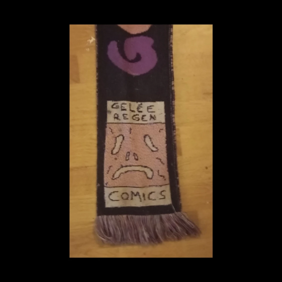 Geleregen halsduk. Comic art - 90