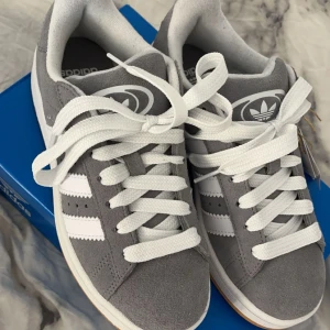 Adidas campus 00s - Använd några fåtal gånger men är j jötte bra skick💕