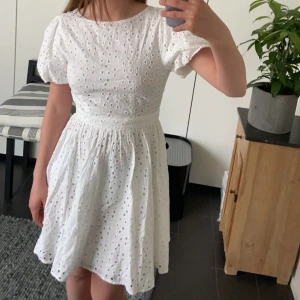 Sommar klänning - Superfin klänning från NAKD till skolavslutning, konfirmation eller midsommar! Storlek 34. Knyter på ryggen, välanvänd inga defekter!🤍☀️