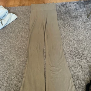 Mjukis - Lågmidjade Grå gröna mjukisar, bootcut, dom populära från Lager 157, man viker över kanten, super sköna!