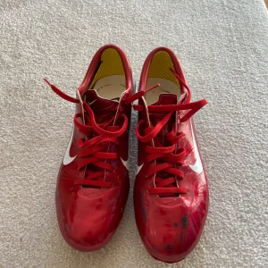Nike mercurial vapor - Äldre Nike mercurial vapor, sällsynta!!! Lite använda men mycket går att tvätta bort. I väldigt fint skick! Storlek 40