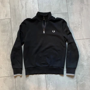 Fred Perry 1/4 zip - En 1/4 zip sweatshirt från märket Fred Perry, Storlek M. tröjan är i väldigt fint skick. Inga defekter, nypris runt 1200, säljer för 350