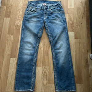 true religion jeans  - jätte snygga trueys som är size 29 och är double stitch. skickar sms på innerbenet och ytterbenet om man vill 💗