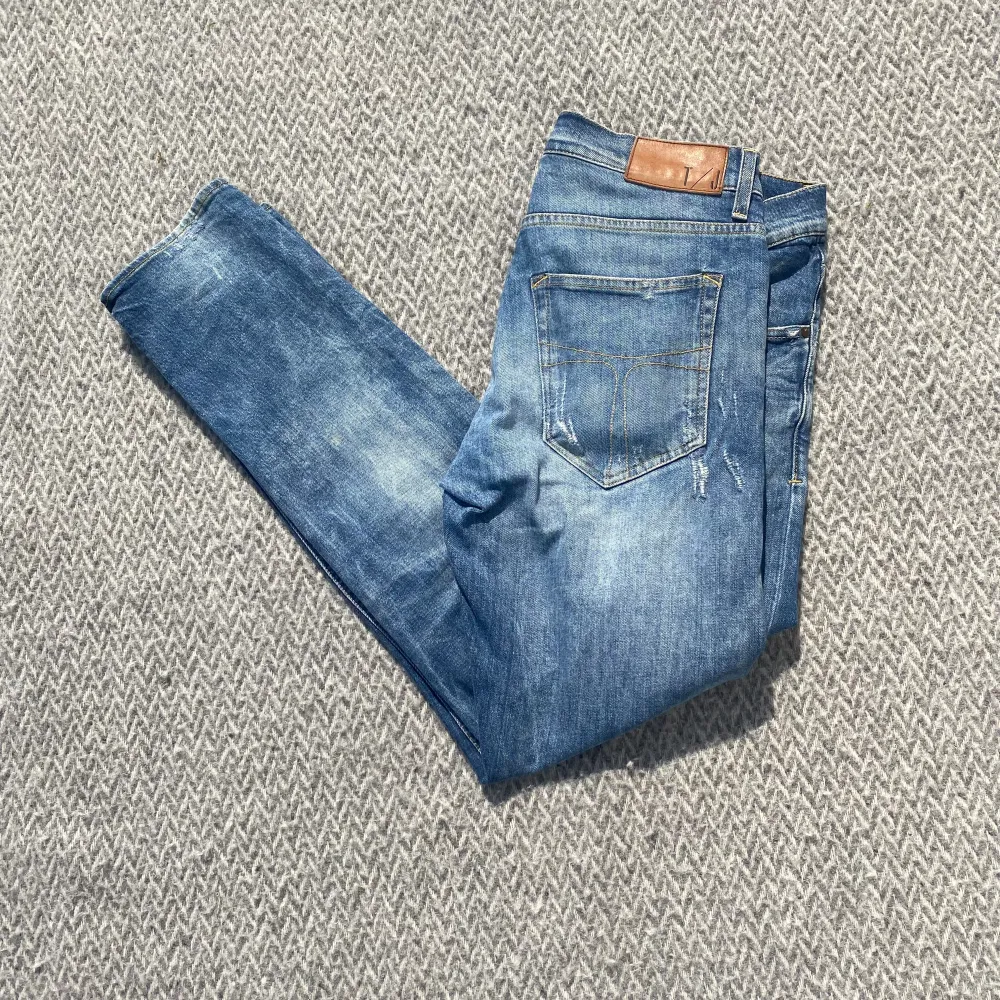 Säljer nu ett par ripped jeans från tiger of Sweden | Killen på bilden är 180cm och väger upp mot 70kg | storlek är W31 L32 skriv vid frågor och funderingar.. Jeans & Byxor.