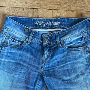 Lågmidjade raka/bootcut jeans från Tommy Hilfiger! Superfina men tyvärr för små för mig. Fint skick förutom att remmen där bak är lös, vilket man enkelt kan sy.  Midjemått: 40 cm Innerbenslängd: 71 cm Hör av dig vid frågor💕