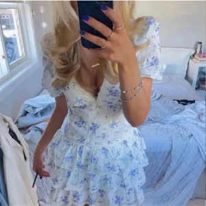 Zara blommklänning - säljer denna Blommoga Zara klänningen då den tyvär är för liten för mig