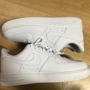 Air force 1  - Den 22 maj va min födelsedag och fick dessa skor av en pollare men de va för stora de är oanväda 