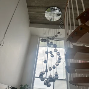 Lampa  - Välfungerande lyxig belysning. Vill du uppleva känslan av lyx då är detta helt perfekt ! 🤩 inköpspris 89.000 säljes för mindre än halva priset. Skickas eller hämtas i Skåne. Varje ledlampa är justerbar justera längden hur du själv önskar!  Längden på