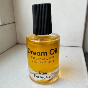 Dream oil raw perfection - Aldrig använd, ny.  Nypris: 367kr  Superbra nattlolja som återfuktar och ger finare lyster i huden. Kommer att värka under natten. Rynkor, mörka ringar/fläckar ojämn hudton kommer att minska och din hud kommer att se mycket slätare ut❤️💖rekommenderar 