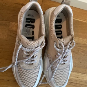 Roots skor  - Roots skor strl 41 Använder en gång som nya  Nypris 999:- 