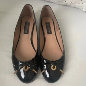 Ballerinaskor  - Ballerina skor i storlek 36. Använda men dock utan skador och helt felfria💕