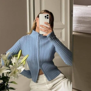 Ribbed High Neck Zipped Knitted Sweater - Från NA-KD - Perfekta stickade tröjan för att klä upp en outfit💙Ljus blå stikad tröja i nyskick med zip från båda hållen🧵 Första bilden är lånad