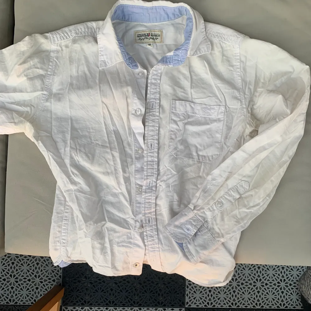 Bomullsskjorta i vitt från Hamptom Republic i stl. 158 men passar lätt en S med lite smala axlar. Säljer då den inte kommer till användning 💕. Skjortor.