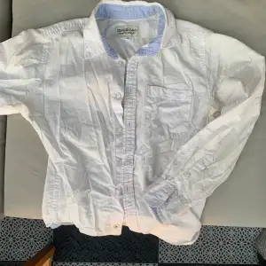 Bomullsskjorta i vitt från Hamptom Republic i stl. 158 men passar lätt en S med lite smala axlar. Säljer då den inte kommer till användning 💕