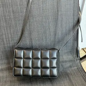 Liten svart väska från H&M aldrig använd 
