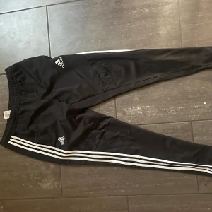 Adidas byxor - Min lillebror har blivit 195 så vuxit ur en del kläder som jag nu säljer åt honom🤝 Vill ni ha bilder på hur kläderna sitter på så är det bara att skriva så löser vi☀️☀️ 