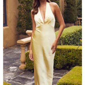 Säljer den här klänningen - Storlek: S Köpte den för 80 euro, plus tullkostnader för 500 kr. Men jag säljer den här klänningen för 700 kr  Exkl frakt på 59 kr  Perfekt klänning till examen eller bröllop 🌸☺️jag har sytt den lite vid brösten för att det inte ska flasha! Kolla på sista bilderna för att se    Färg: butter yellow  