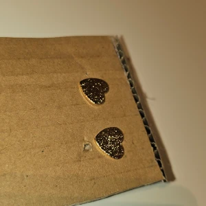 Hjärtformade örhänge  - Hjärtformade örhänge aom glittrar, aldrig använda 