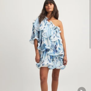 NA-KD x Lojsan klänning  - Säljer denna superfin klänning ifrån Lojsans nya kollektion från NA-KD pga fel storlek  Helt oanvänd med prislappen kvar