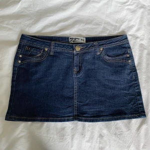 Jeanskjol marinblå  - Kjolen är i nyskick. Passar perfekt till sommaren och till så många outfits!  Följ för liknande kjolar inom kort🤍   Midjemått: 43 cm Längd: 33cm