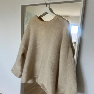 Vit stickad tröja  - Stickad tröja från HM. Jätte bra skick och sparsamt använd. Nypris är 599kr, mitt pris är 300kr inklusive frakt 