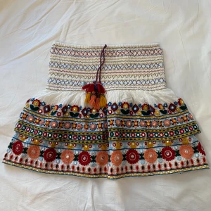 Zara kjol - Superfin zara kjol med broderier!💓Perfekt nu till sommaren❤️❤️(bild 3 passform)