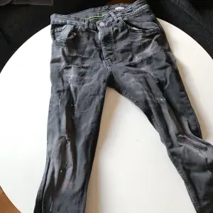Dsquared2 jeans svart logo har haft dem ett tag men passar inte längre är i bra skick W32 L32