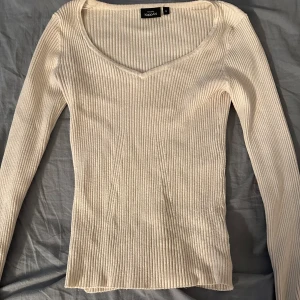 Fin stickad beige tröja v ringad🤎 - Fin beige tröja, med v ring. Jättefin men passar inte mig längre därför säljer jag🤎🤍